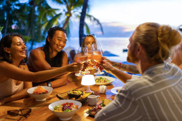 Cena Dorada al Atardecer en Playa Larga